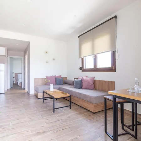 Apartman Modern House With Pool Near