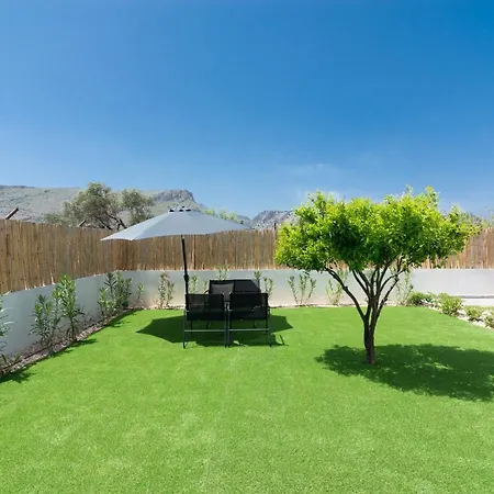 Modern House With Pool Near Gazi