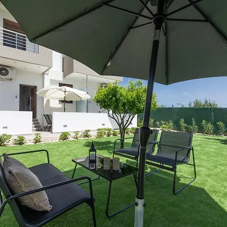 Modern House With Pool Near Apartman