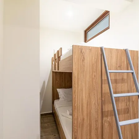 Apartman Modern House With Pool Near