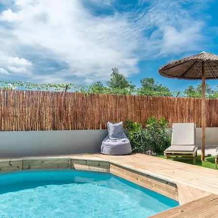 Apartman Modern House With Pool Near