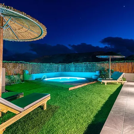 Modern House With Pool Near Gazi